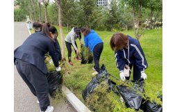 冠世公司黨支部開展“除蒿草、防過敏、營造優美環境”主題黨日活動